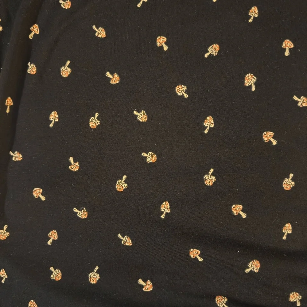 No boundaries black mushroom tshirt size large